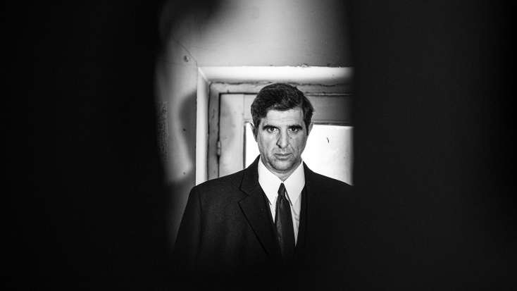 Ο Γιώργος Γάλλος φωτογραφίζεται για την ATHENS VOICE στο πιο παλιό πουκαμισάδικο της Αθήνας