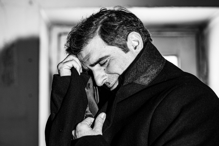 Ο Γιώργος Γάλλος φωτογραφίζεται για την ATHENS VOICE στο πιο παλιό πουκαμισάδικο της Αθήνας