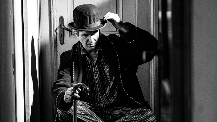 Ο Γιώργος Γάλλος φωτογραφίζεται για την ATHENS VOICE στο πιο παλιό πουκαμισάδικο της Αθήνας