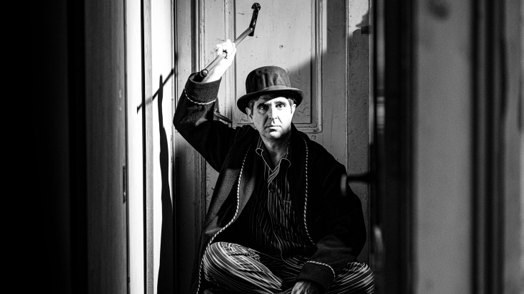 Ο Γιώργος Γάλλος φωτογραφίζεται για την ATHENS VOICE στο πιο παλιό πουκαμισάδικο της Αθήνας