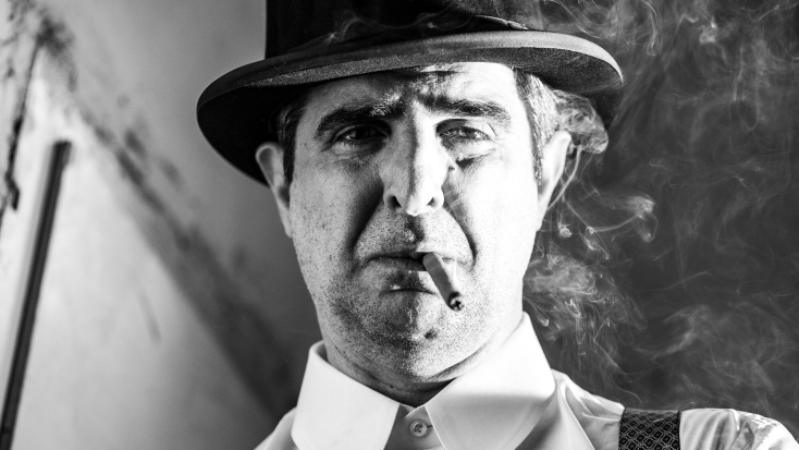 Ο Γιώργος Γάλλος φωτογραφίζεται για την ATHENS VOICE με ένα καπέλο