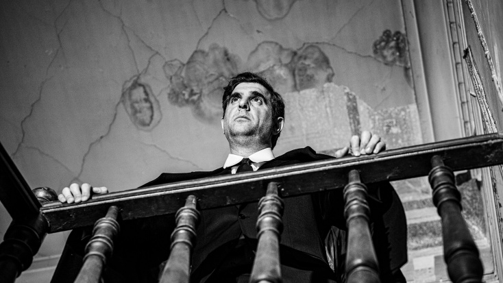 Ο Γιώργος Γάλλος φωτογραφίζεται για την ATHENS VOICE στο πιο παλιό πουκαμισάδικο της Αθήνας