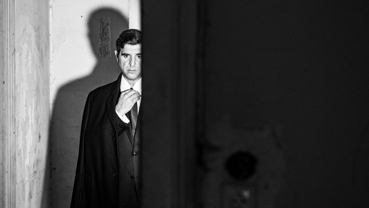 Ο Γιώργος Γάλλος φωτογραφίζεται για την ATHENS VOICE στο πιο παλιό πουκαμισάδικο της Αθήνας