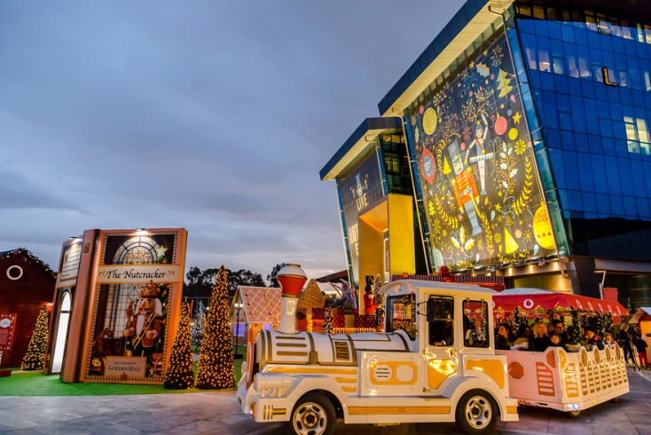 GOLDEN HALL_xmas1.jpg