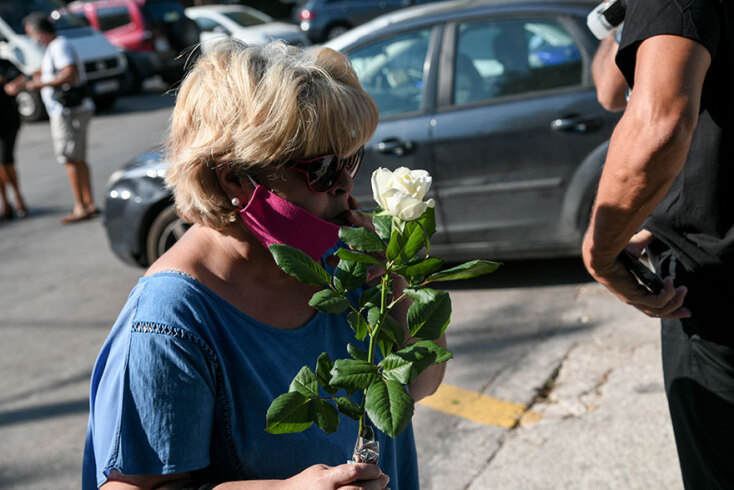 Κηδεία Γιάννη Πουλόπουλου στην Κηφισιά - Ένα λουλούδι για το «τελευταίο αντίο» στον αγαπημένο ερμηνευτή