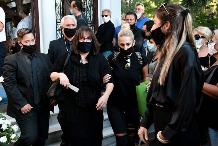 Συντετριμμένη η σύζυγος του Γιάννη Πουλόπουλου, Μπέτυ, στην κηδεία του στο κοιμητήριο στην Κηφισιά