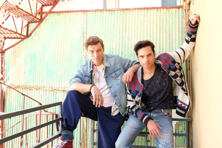 Από αριστερά: Γιάννης Στάνκογλου και Γιώργος Παπαγεωργίου στη σειρά του MEGA, «Σχεδόν Ενήλικες»