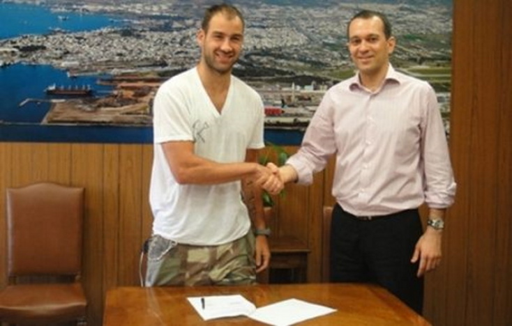 Ο Βασίλης Σπανούλης μαζί με τον Γιώργο Αγγελόπουλο, όταν υπέγραψε στον Ολυμπιακό, το 2010