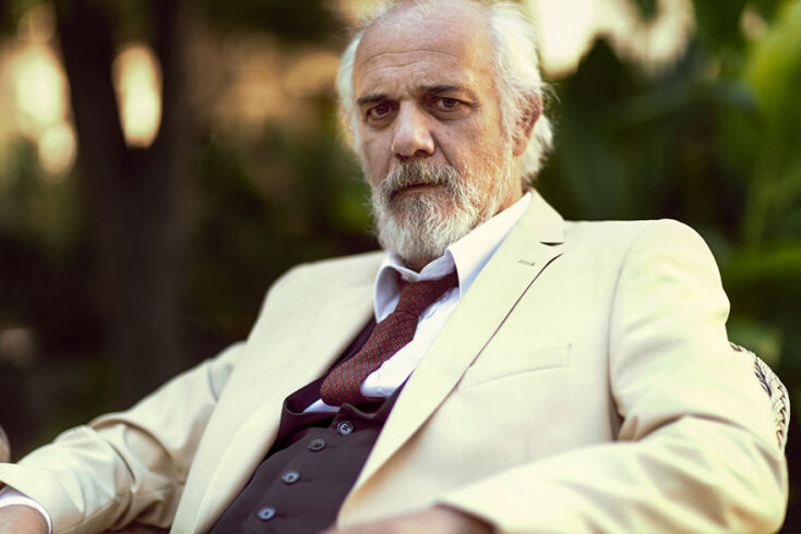 Ο Γιώργος Κιμούλης, ηθοποιός και σκηνοθέτης, δέχεται καταγγελίες για ψυχολογική και σωματική βία από γυναίκες συναδέλφους του στο θέατρο