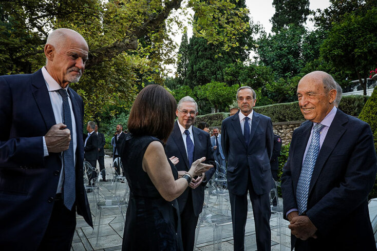 Γιώργος Παπανδρέου και Κώστας Σημίτης μεταξύ των προσκεκλημένων στη δεξίωση του Προεδρικού Μεγάρου για τα 46 χρόνια από την αποκατάσταση της Δημοκρατίας