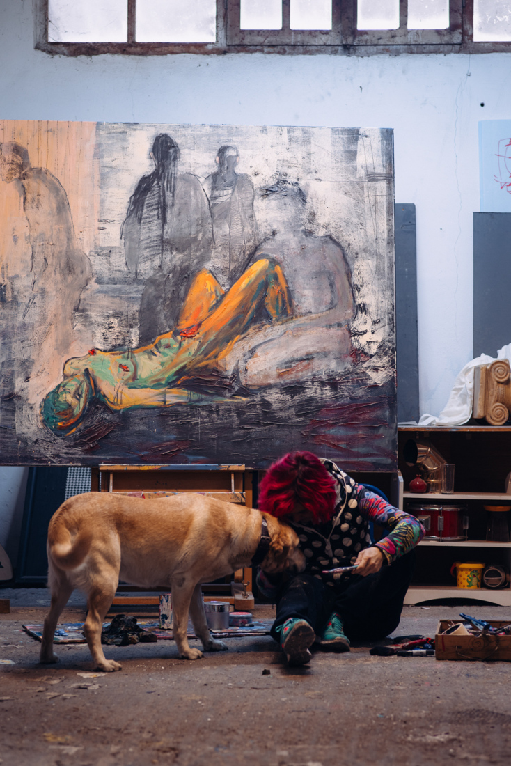 Σκύλος που πλησιάζει άνθρωπο