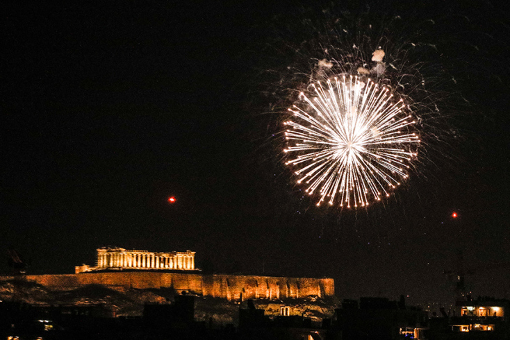 Τα βεγγαλικά φώτισαν τον ελληνικό ουρανό