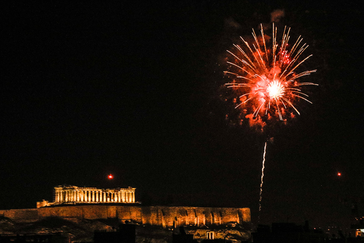 Με ένα χορό φαντασμαγορικών πυροτεχνημάτων υποδέχθηκε η Ελλάδα το 2022