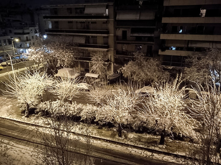 Λευκό τοπίο στου Γκύζη, με το χιόνι να έχει καλύψει αυτοκίνητα και δρόμους