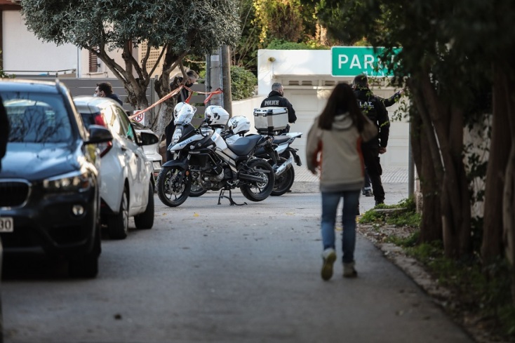 Τον στόχο της έκρηξης σε συγκρότημα κατοικιών στη Γλυφάδα αναζητεί η ΕΛΑΣ