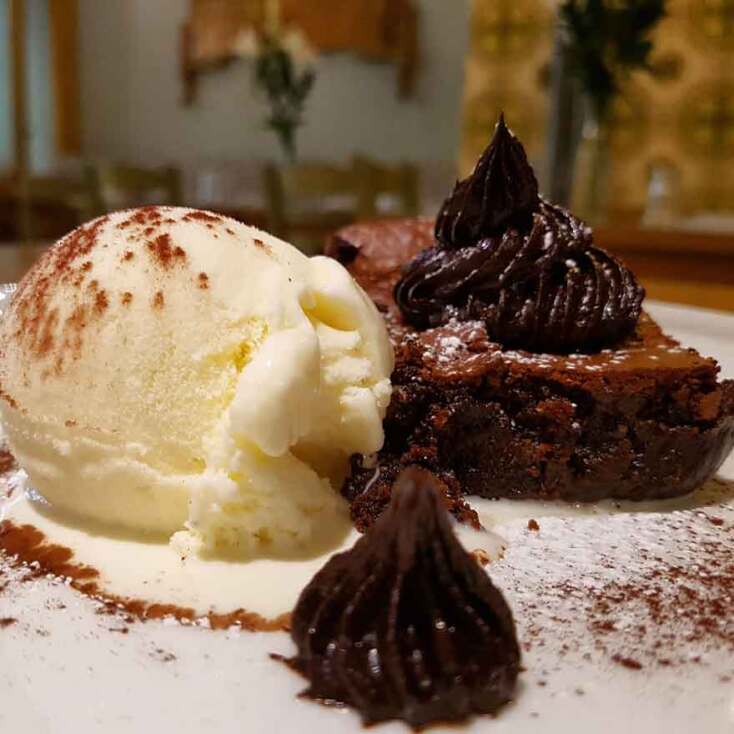 Κέικ του διαβόλου με παγωτό βανίλια στο Κιουζίν