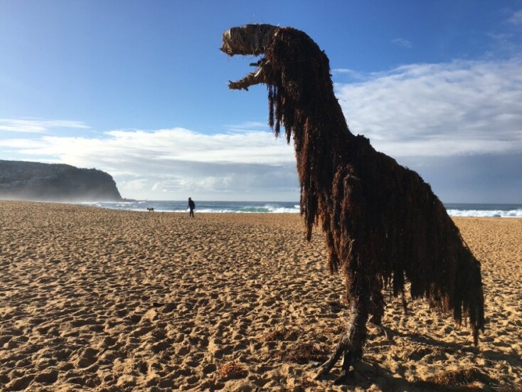 Ένας δεινόσαυρος από φυσικά υλικά δια χειρός Πιτ Ρας