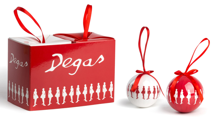 Σετ από 2 χριστουγεννιάτικες μπάλες, άθραυστες, εμπνευσμένες από το γλυπτό του Edgar Degas «Μικρή χορεύτρια δεκατεσσάρων ετών», π. 1878-1881. Παράγεται στην Ελλάδα αποκλειστικά για το Ίδρυμα Βασίλη &amp; Ελίζας Γουλανδρή, €25 το σετ.