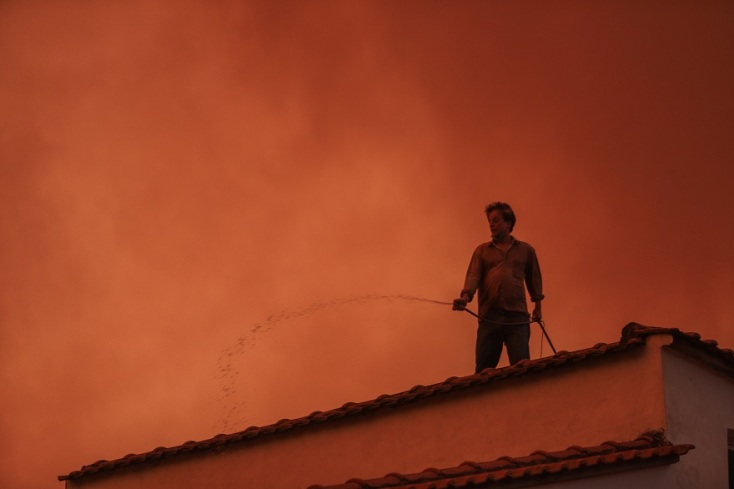 Φωτιά στην Εύβοια: Μάχη για να μην φτάσουν οι φλόγες σε σπίτια στις Γούβες 