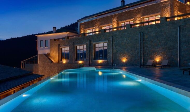 Η πισίνα του Grand Forest Metsovo