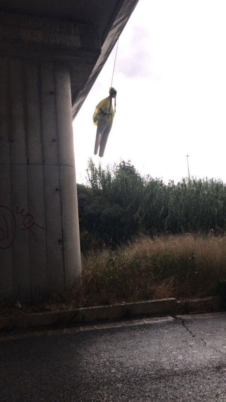 Το ομοίωμα της Γκρέτα Τούνμπεργκ που κρέμασαν οι «ξύπνιοι» από γέφυρα στη Ρώμη