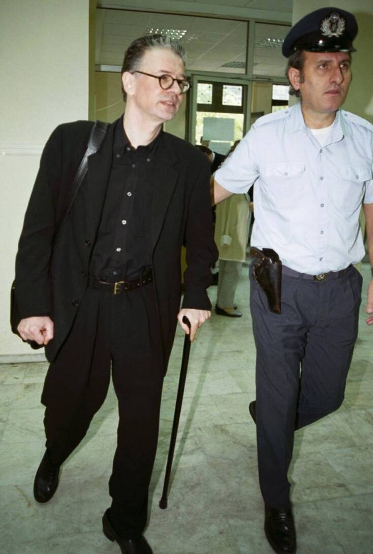 Ο Γρηγόρης Κούλας προσήλθε στη δίκη του με μπαστούνι