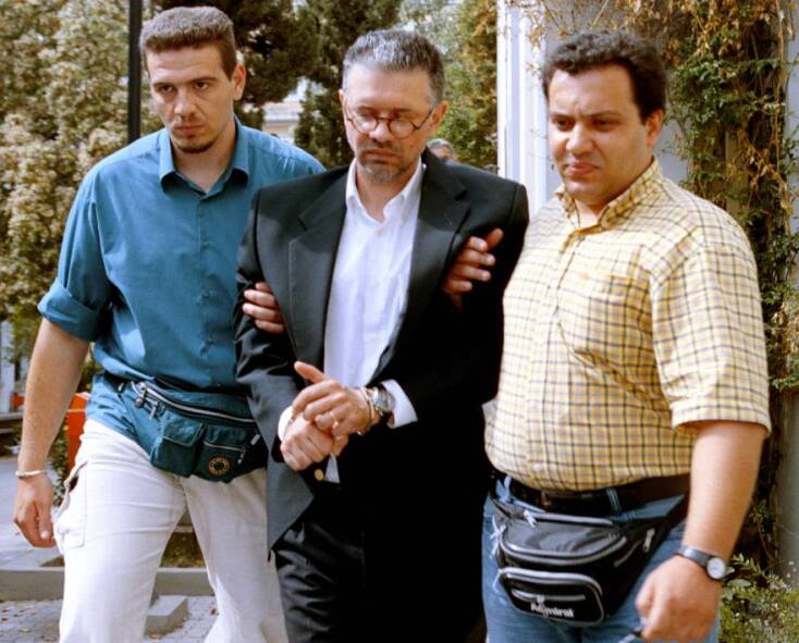 Ο Γρηγόρης Κούλας οδηγείται στον εισαγγελέα για τη δολοφονία της συζύγου του, Άντας Σίμου