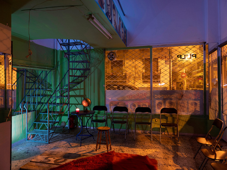 Ο Ηλίας Κουνέλας σκηνοθετεί την «Παράσταση» σ' ένα εγκαταλειμμένο κουρείο στο Γκύζη