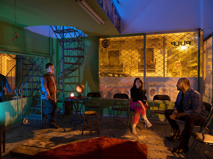 Ο Ηλίας Κουνέλας σκηνοθετεί την «Παράσταση» σ' ένα εγκαταλειμμένο κουρείο στο Γκύζη