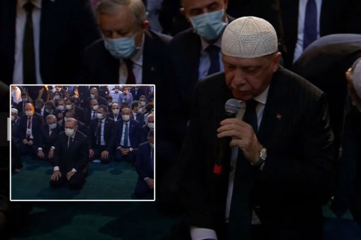 Ο Ρετζέπ Ταγίπ Ερντογάν προσεύχεται στην Αγία Σοφία μετά τη μετατροπή της σε τζαμί - Έψαλε στίχους από το Κοράνι