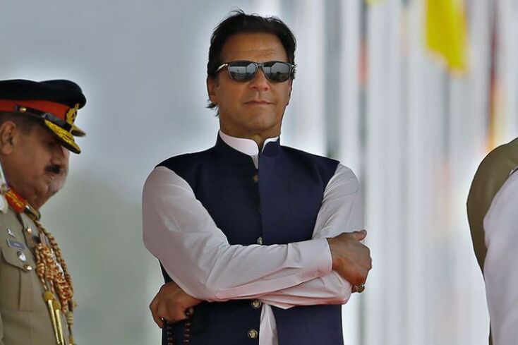 Ο πρώην πρωθυπουργός του Πακιστά, Ιμράν Καν, φορά γυαλιά ηλίου και έχει τα χέρια του σταυρωμένα