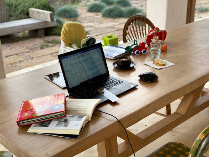 #menoumespiti με την Athens Voice: Ο Χάρης Ψυχογιός, Αντιπρόεδρος του Δ.Σ των εκδ. Ψυχογιός, περιγράφει μία μέρα στο σπίτι, εν μέσω πανδημίας κορωνοϊού