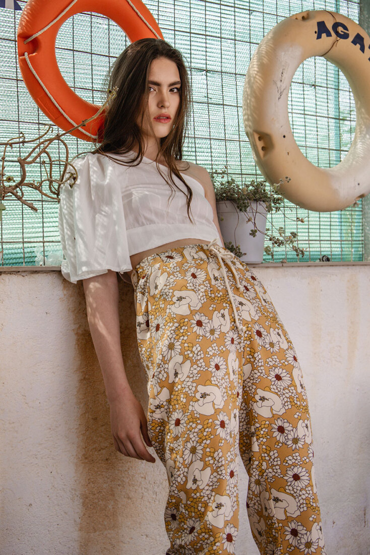 Μοντέλο με ρούχα Helmi