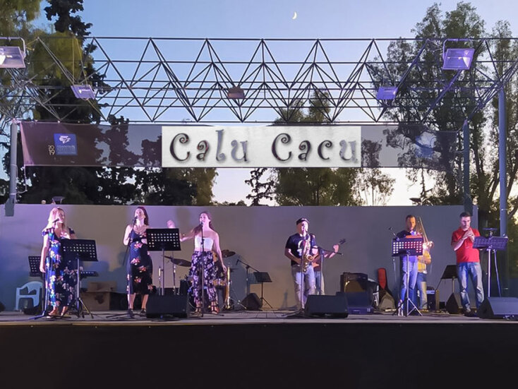 Συγκρότημα τραγουδάει επάνω σε σκηνή