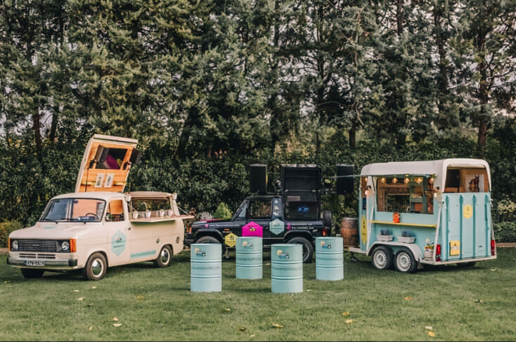 βανάκια τροποιημένα σε καντίνες, παρκαρισμένα στο γρασίδι