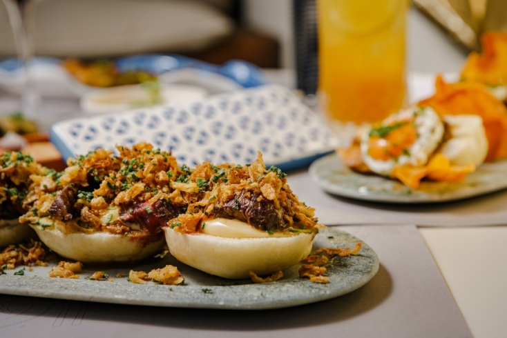 Μοσχαρίσιο teriyaki με τηγανητά κρεμμύδια, πίκλες αγγουριού και μαγιονέζα chilly/ Φωτογραφία: Γιώργος Μεσσαριτάκης