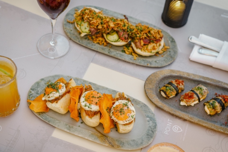 Ψωμάκια ατμού με καβουρμά Θράκης και τηγανητό αυγό/ Σκουμπρί με καραμέλα τζίντζερ, ξινόμηλο και σαμπλέ αλατιού Κυθήρων/ Μοσχαρίσιο teriyaki με τηγανητά κρεμμύδια, πίκλες αγγουριού και μαγιονέζα chilly/ Φωτογραφία: Γιώργος Μεσσαριτάκης