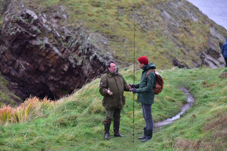 Ο Σωτήρης Κοντιζάς στα εντυπωσιακά τοπία των Highlands της Σκωτίας. Μαζί με έναν Σκωτσέζο σεφ, αναζητούν υλικά από τη φύση για να χρησιμοποιήσουν στην κοινή μαγειρική τους.