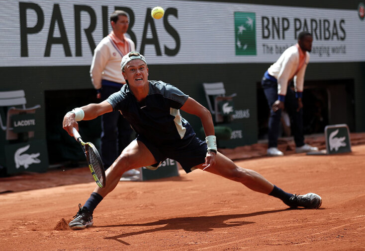 Καταιγιστικός ο Χόλγκερ Ρούνε στο Roland Garros κέρδισε 3-1 τον Στέφανο Τσιτσιπά