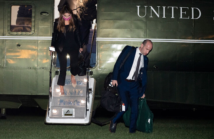 Η Χόουπ Χικς, στενή σύμβουλος του Ντόναλντ Τραμπ, κατεβαίνει από το προεδρικό ελικόπτερο «Marine One», φορώντας προστατευτική μάσκα για τον κορωνοϊό