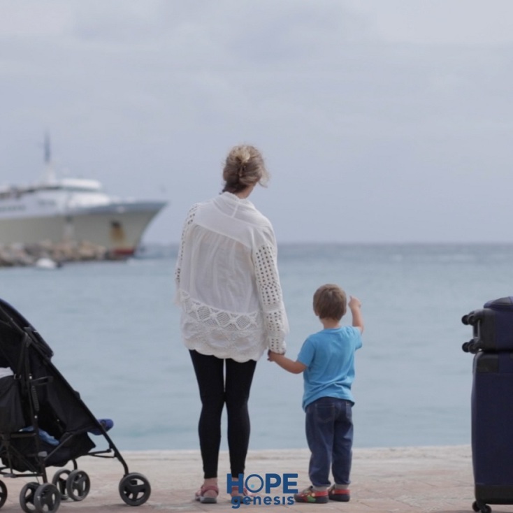 Γυναίκα με παιδί μπροστά σε θάλασσα