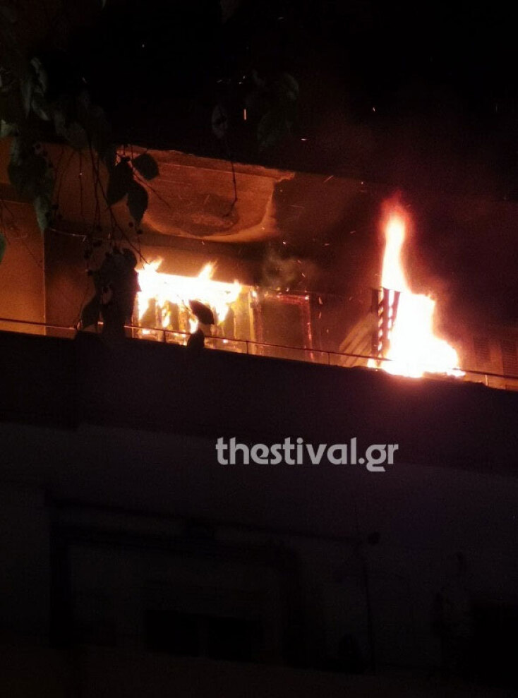 Στις φλόγες διαμέρισμα πολυκατοικίας στη Θεσσαλονίκη - Απεγκλωβίστηκαν τρία παιδιά