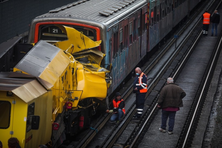 ΕΡΓΑΤΙΚΟ ΔΥΣΤΥΧΗΜΑ ΣΤΙΣ ΓΡΑΜΜΕΣ TOY ΗΣΑΠ ΑΓ.ΝΙΚΟΛΑΟΥ ΣΤΑ ΠΑΤΗΣΙΑ -ΕΝΑΣ ΝΕΚΡΟΣ ΚΑΙ ΔΥΟ ΤΡΑΥΜΑΤΙΕΣ ΕΡΓΑΖΟΜΕΝΟΙ ΣΕ ΚΑΘΑΡΙΣΜΟ ΤΗΣ ΓΡΑΜΜΗΣ (ΒΑΣΙΛΗΣ ΡΕΜΠΑΠΗΣ /EUROKINISSI)