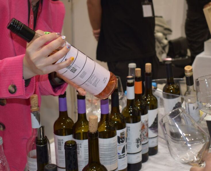 Η Αναστασία Τσιμπίδη από την Οινοποιητική Μονεμβασιάς την ώρα που σερβίρει