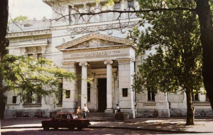 Η βιβλιοθήκη της Οδησσού. Εδώ o Νίκος Θέμελης φαντάζεται την ηρωίδα του Ελένη να εργάζεται, εδώ συναντούσε τον Κόλλια, τον ερωτευμένο επαναστάτη. 