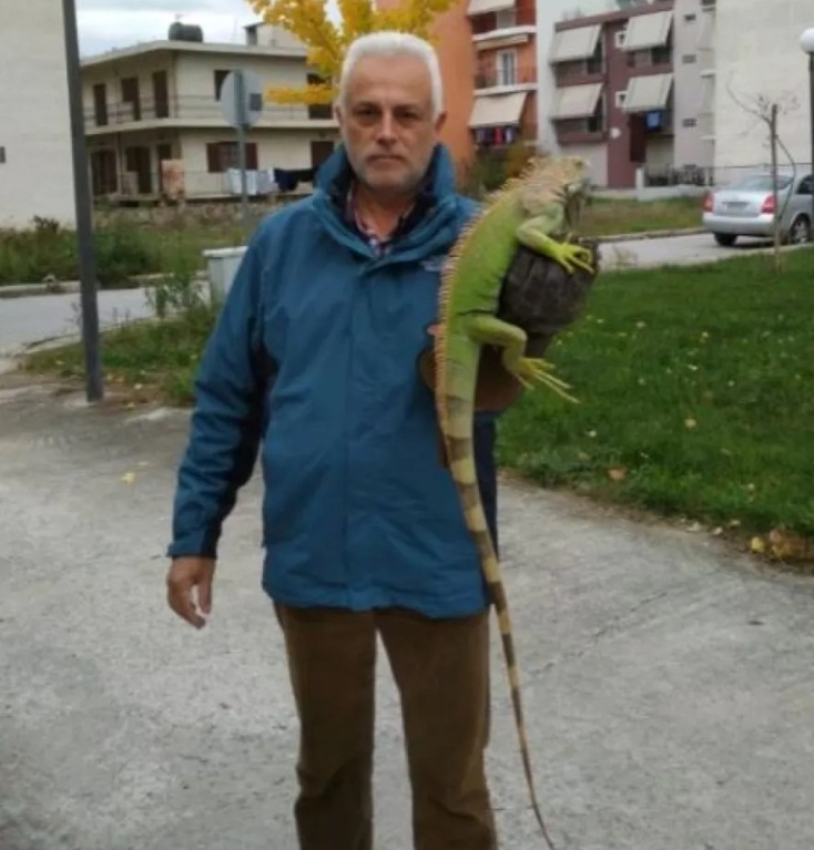 Λάρισα: Εγκατέλειψαν τεράστιο ιγκουάνα δίπλα σε κάδο απορριμμάτων
