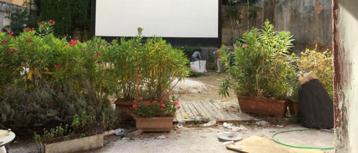 Η οθόνη, εργάτες καθαρίζουν, η πλατεία ξηλωμένη πλήρως 