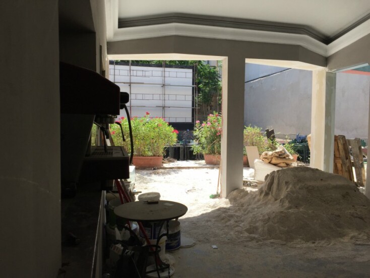 Ήρθε η σειρά της οθόνης για επισκευή, όπως πιστοποιούν οι σχετικές σκαλωσιές 