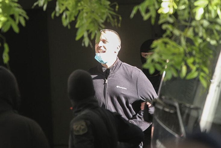 Ο Ηλίας Κασιδιάρης φώναξε «Ζήτω η Ελλάς» κατά τη μεταγωγή του στη φυλακή, την ώρα που έβγαινε από τη ΓΑΔΑ για να μπει στην κλούβα της Αστυνομίας