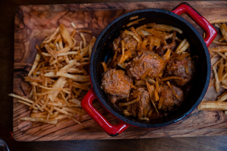 Κεφτεδάκια ζυμωμένα με chutney ντομάτας, κρέμα από πεκορίνο Αμφιλοχίας και τραγανά πατατάκια 